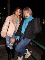 ギャル2人を条件付きでホテルに連れ込..